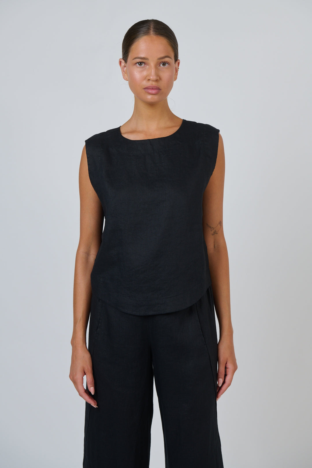 Naturals by O & J Sleeveless Top - Blk