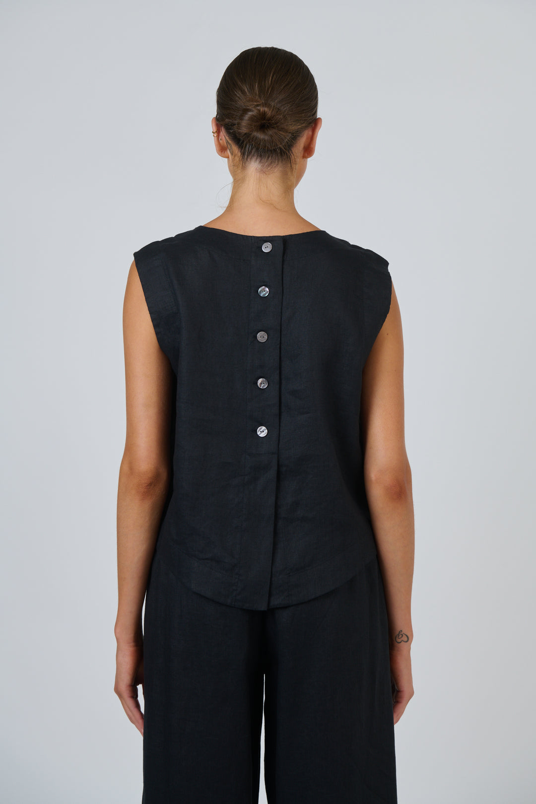 Naturals by O & J Sleeveless Top - Blk