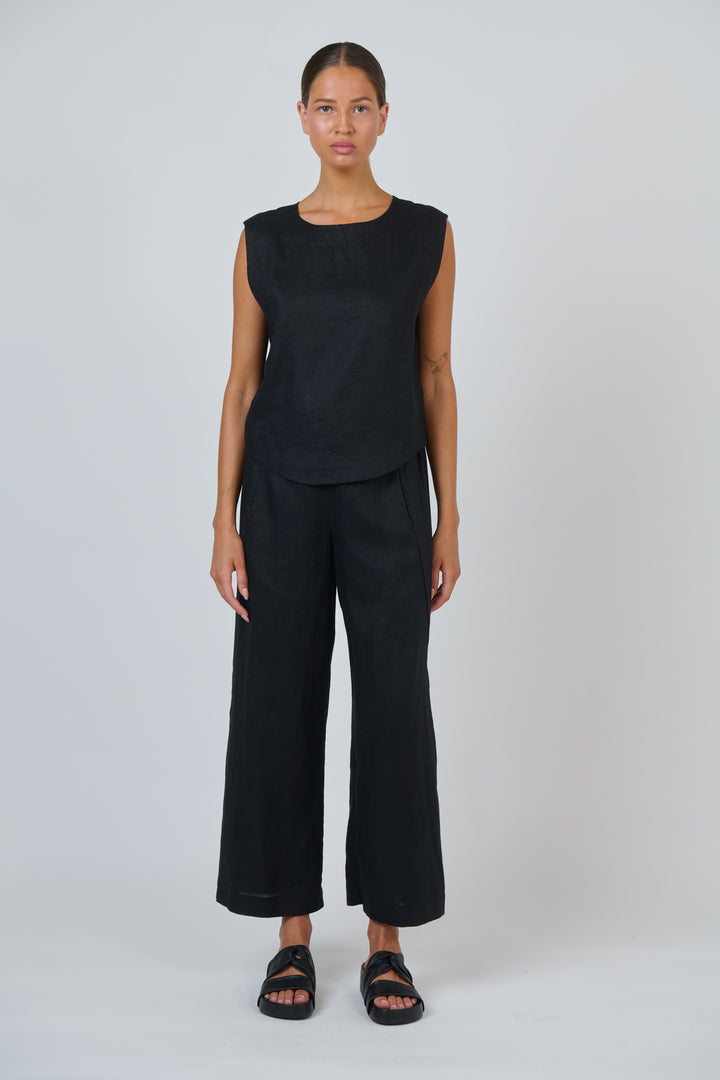 Naturals by O & J Sleeveless Top - Blk