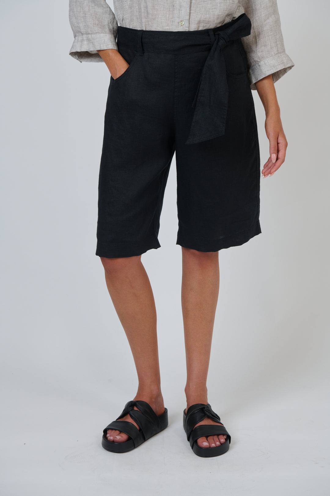 Naturals by O & J Linen Shorts - Blk
